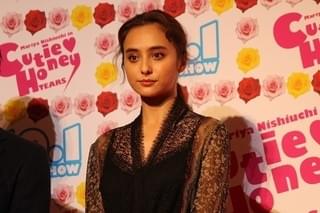 西内まりや、露出多め衣装に「恥ずかしい」と照れ笑い