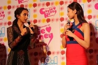 西内まりや、露出多め衣装に「恥ずかしい」と照れ笑い