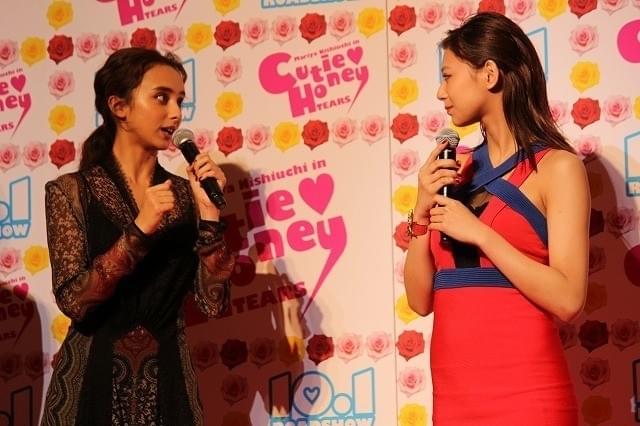 西内まりや、露出多め衣装に「恥ずかしい」と照れ笑い