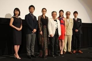 西内まりや、露出多め衣装に「恥ずかしい」と照れ笑い