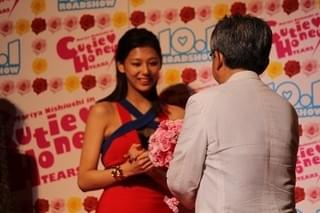 西内まりや、露出多め衣装に「恥ずかしい」と照れ笑い