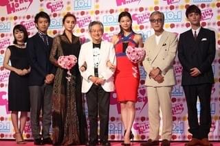 西内まりや、露出多め衣装に「恥ずかしい」と照れ笑い