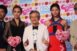 西内まりや、露出多め衣装に「恥ずかしい」と照れ笑い