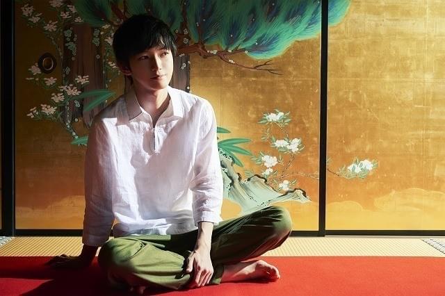 大人な表情を見せる本郷奏多