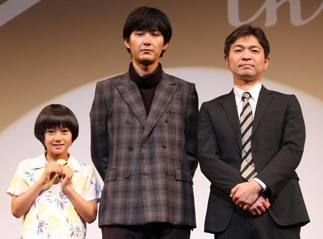 舞台挨拶に立った（左から）大西利空くん、 松田龍平、企画・脚本の須藤泰司