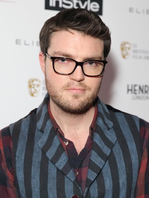 主役の探偵に扮するトム・バーク