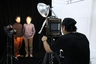 黒沢清監督を世界最古の写真撮影技法“ダゲレオタイプ”で撮ってみると……