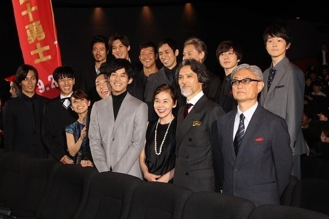 松坂桃李の背後でおどけた 表情を浮かべる中村勘九郎ら