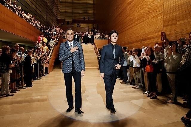 1800人に見送られる渡辺謙&李相日監督