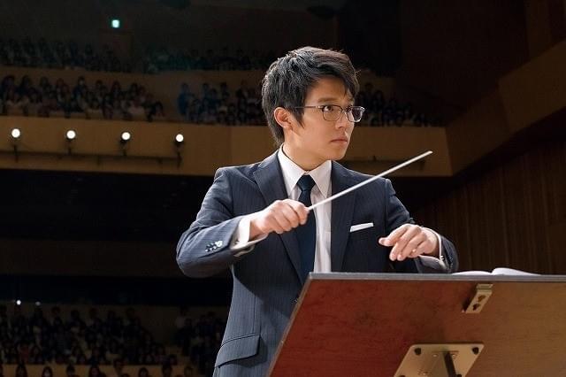 コンクールでタクトを振る小出恵介