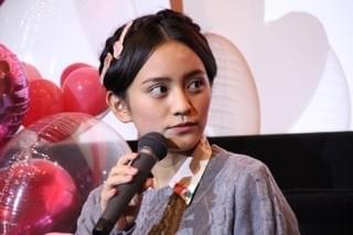 岡田結実、「世界一キライなあなたに」ファッションを披露！恋愛コラムニストの言葉にはあわや感涙