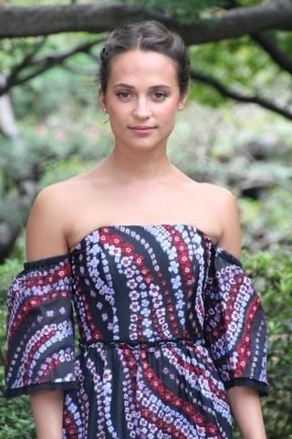 「ジェイソン・ボーン」アリシア・ビカンダー、日本庭園に感激！「人生で1番美しい記者会見」