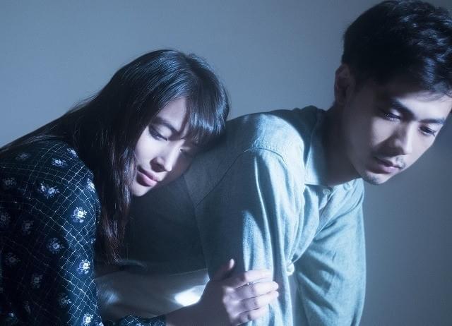 切ない表情を見せる広瀬アリスと成田凌