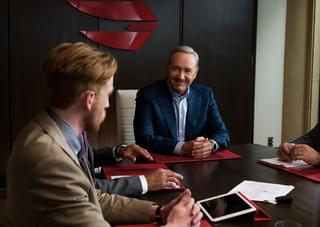 K・スペイシー、猫じゃらしに完敗!?「メン・イン・キャット」予告編公開