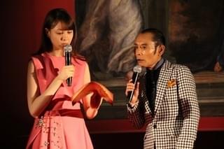 「インフェルノ」に登場する絵画に隠された文字は……片岡鶴太郎のあの流行語!?