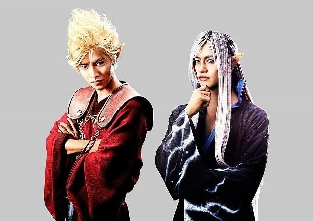 熱い眼差しの山崎賢人（左）、 ニヒルにほほ笑む斎藤工