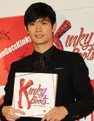 三浦春馬、熱愛報道直撃され無言でニッコリ