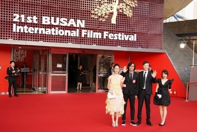 行定勲監督＆板尾創路、初対面の地・釜山でレッドカーペットをかっ歩