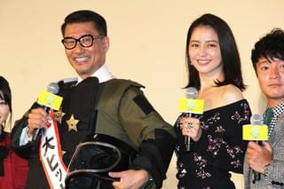 長澤まさみ、肩むき出しのミニワンピで登場！中井貴一は防爆スーツ着用にぼやき節