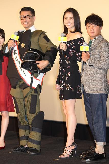 長澤まさみ、肩むき出しのミニワンピで登場！中井貴一は防爆スーツ着用にぼやき節