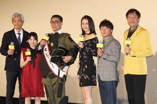 長澤まさみ、肩むき出しのミニワンピで登場！中井貴一は防爆スーツ着用にぼやき節