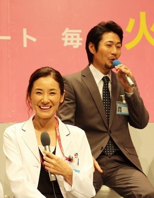 喫煙をばらされ大慌ての 戸次重幸と大爆笑の吉田羊