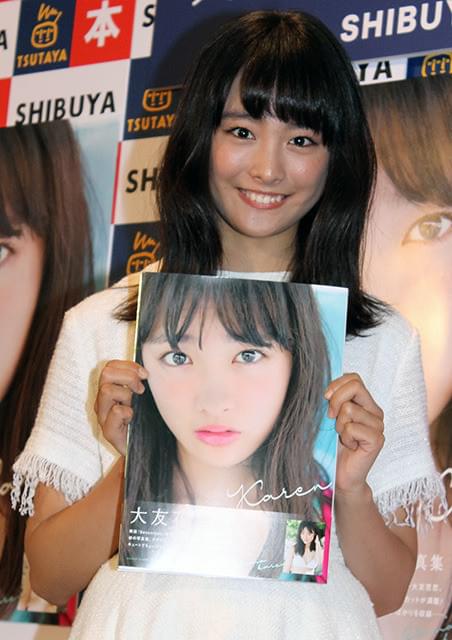 爽やかな笑みを浮かべる大友花恋