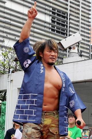 前野朋哉、棚橋弘至に裸勝負挑むも完敗 海老蔵の「パンツも脱げ」指令は断固拒否