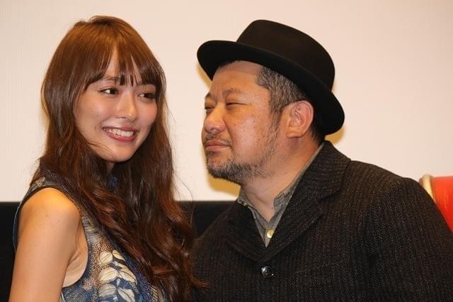 内田理央に顔を近づけるケンドーコバヤシ