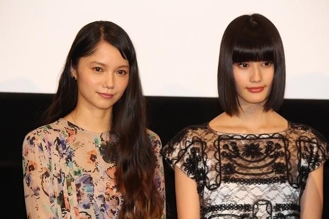 初日挨拶に立った橋本愛と宮崎あおい