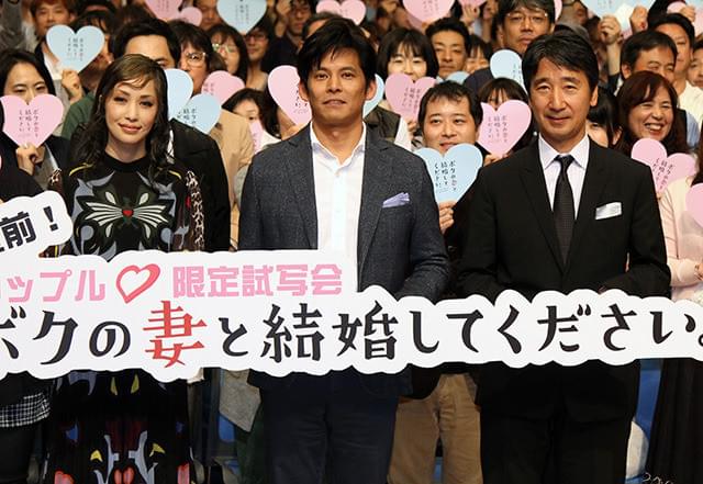 中島美嘉（左）の生歌に声を つまらせた織田裕二（中央）