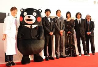 くまモン、タキシード姿でご満悦！雨中のTIFFレッドカーペットに多彩なゲスト