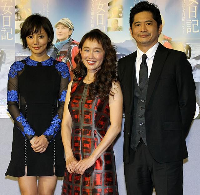 会見した工藤夕貴(中央)と共演の 萩原聖人、夏菜