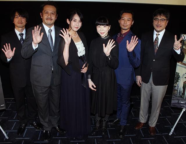 舞台挨拶に立った山内ケンジ監督(右)ら