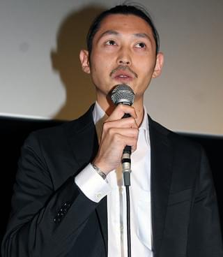 渡辺紘文＆雄司兄弟「プールサイドマン」で現代の日本人を問う「叩かれるのは覚悟の上」