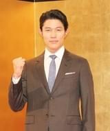 会見に臨んだ鈴木亮平