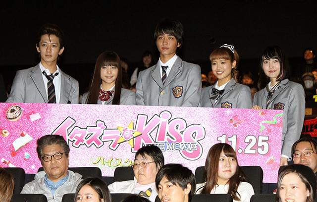 舞台挨拶に立った「劇団EXILE」の 佐藤寛太、美沙玲奈ら