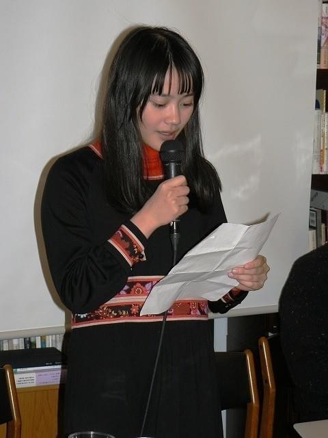 詩を朗読する小川あん