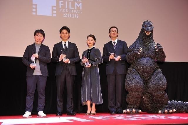 ゴジラも一緒に記念撮影