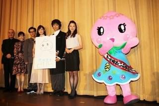 斎藤工、あかいわモモちゃんの“恥ずかしい部分”に興味津々「スカートをめくったところ…」