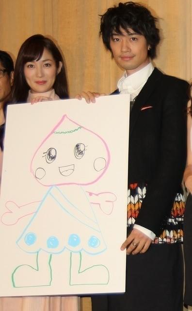 似顔絵を持つ高梨臨と斎藤工