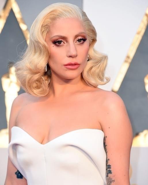 ドナテラ・ベルサーチ役を演じるレディー・ガガ