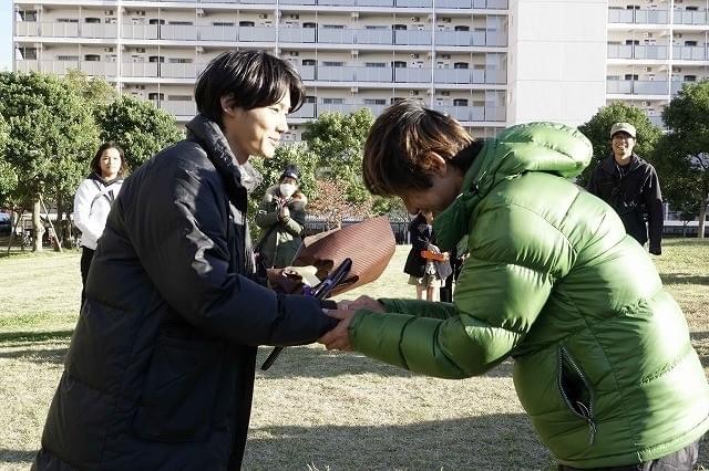 深川栄洋監督から花束贈呈!