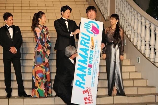 向井理、タキシード姿にはにかみ 9頭身と称賛も「8.5頭身です」