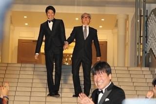 向井理、タキシード姿にはにかみ 9頭身と称賛も「8.5頭身です」
