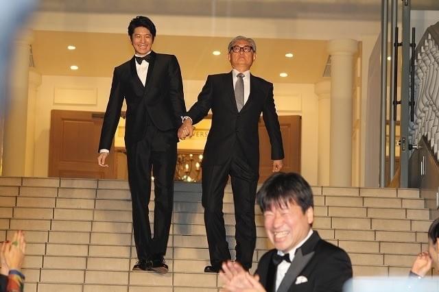 向井理、タキシード姿にはにかみ 9頭身と称賛も「8.5頭身です」