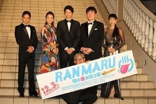 向井理、タキシード姿にはにかみ 9頭身と称賛も「8.5頭身です」