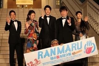 向井理、タキシード姿にはにかみ 9頭身と称賛も「8.5頭身です」