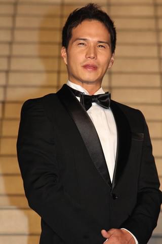 向井理、タキシード姿にはにかみ 9頭身と称賛も「8.5頭身です」