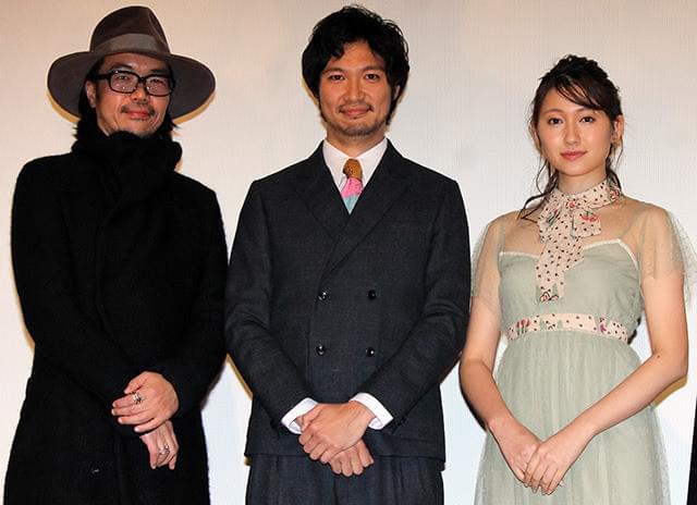 舞台挨拶に立った（左から） 半野喜弘監督、青木崇高、大野いと